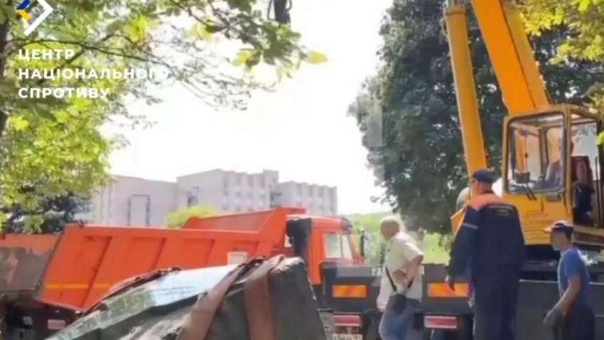 В Луганске россияне разрушили памятники жертвам репрессий и голодомора В Луганске россияне разрушили памятники жертвам репрессий и голодомора