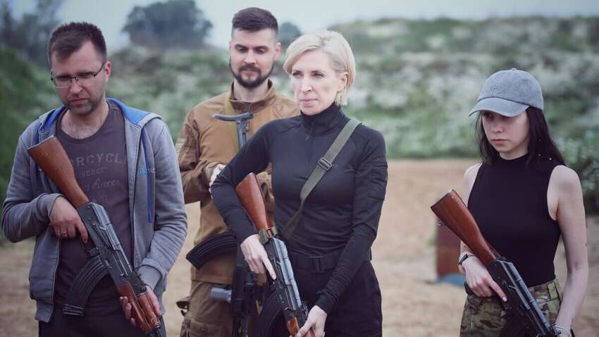 Високопосадовиця з Офісу президента узяла до рук автомат (ФОТО)