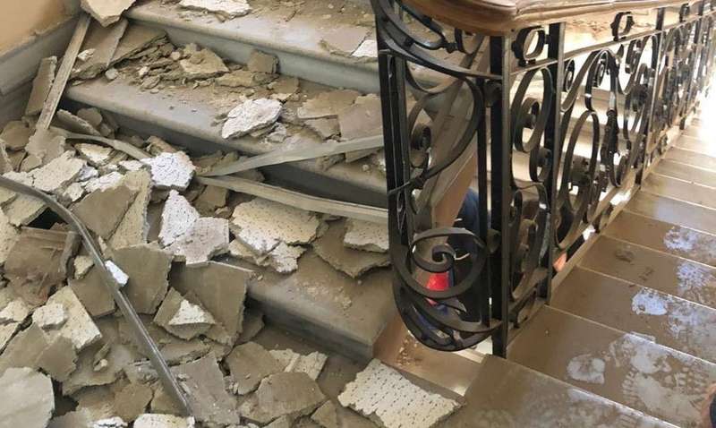 Фотофакт: в Одессе прямо на полицейских рухнул потолок 