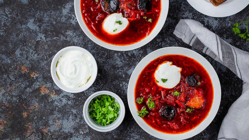 Классика по-новому: рецепт борща с грибами и черносливом