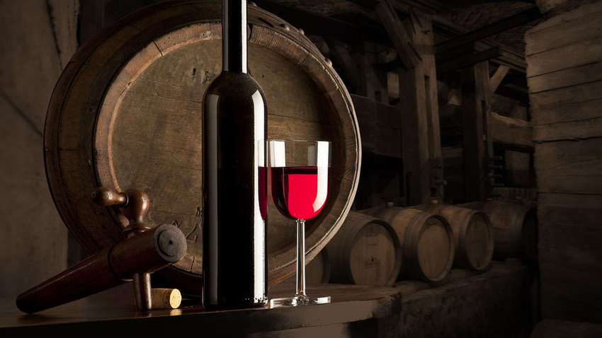 У Франції під час погоні злодії кидалися в поліцейських пляшками дорогого вина: що сталося 