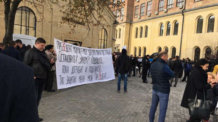 "Нас мало, но мы в тельняшках": у Kyiv Food Market проходят пикеты против Зеленского 