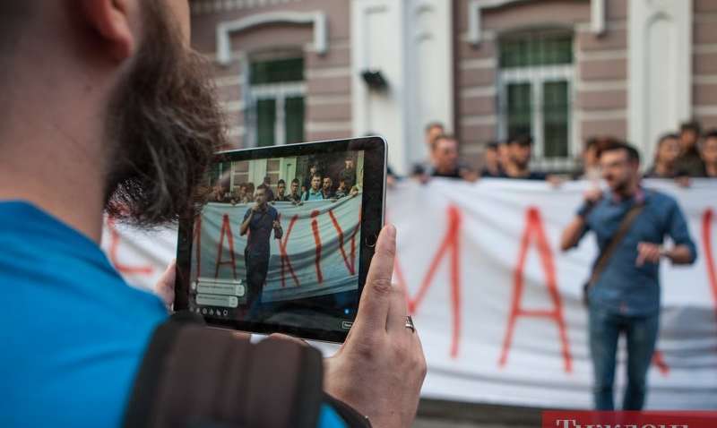 Біля посольства Італії в Києві активісти протестують