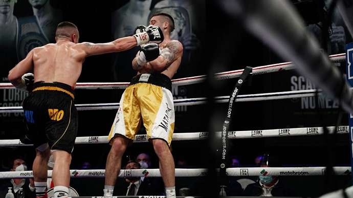 Украинский боксер разбил лицо сопернику из Италии, пока тот просил протереть ринг Украинский боксер разбил лицо сопернику из Италии, пока тот просил протереть ринг