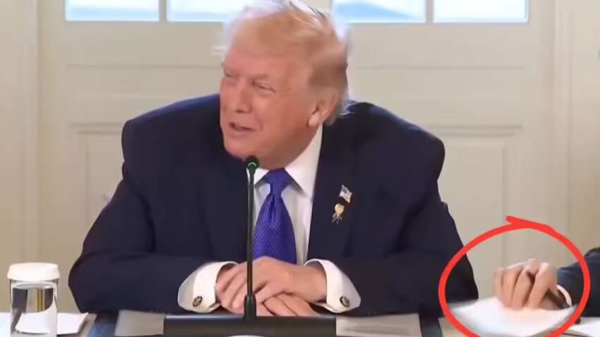 Большая ошибка Трампа: он прочитал вслух приватную записку (ВІДЕО)