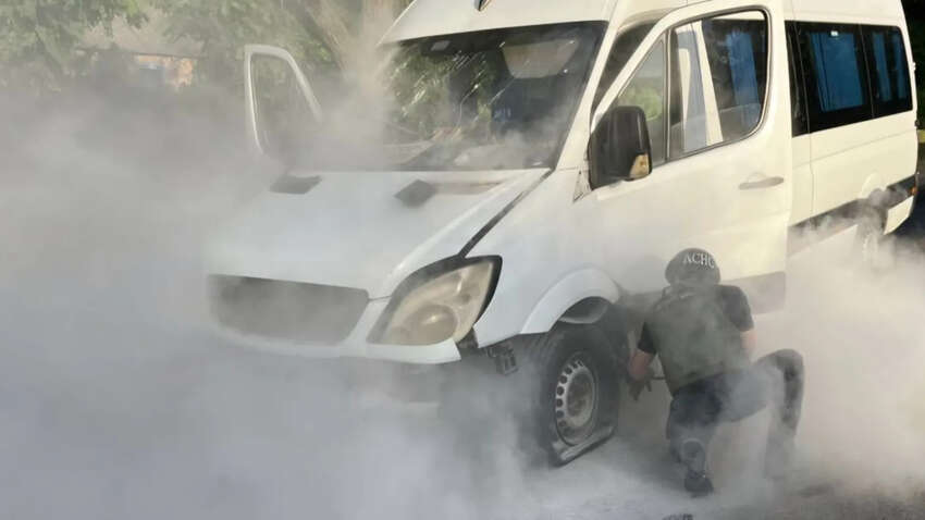 Росіяни вдарили дроном по мікроавтобусу на Дніпропетровщині: чи є жертви і постраждалі Росіяни вдарили дроном по мікроавтобусу на Дніпропетровщині: чи є жертви і постраждалі