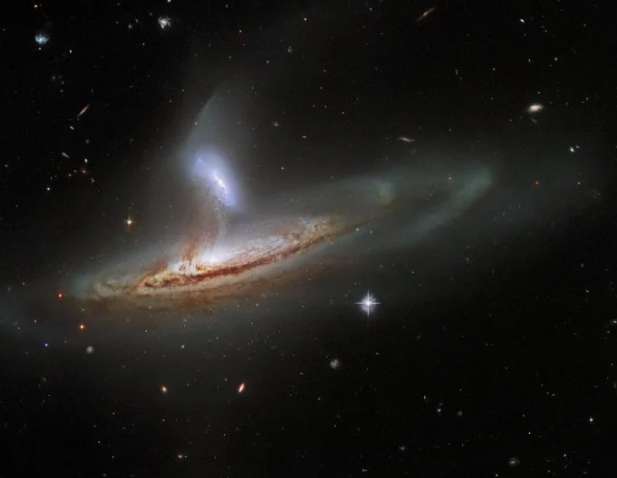 Удивительное явление: телескоп Hubble сфотографировал объединение двух галактик (ФОТО)