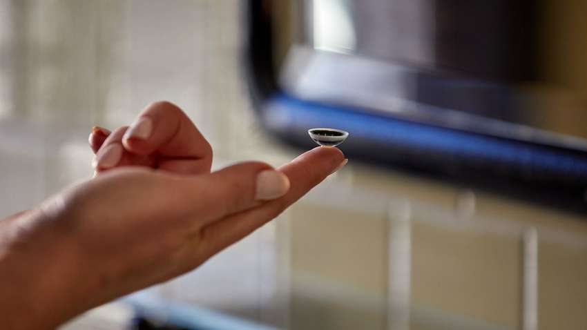 Американский стратап представил линзы с крошечным дисплеем