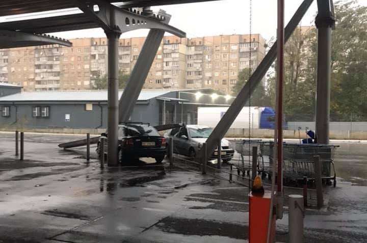 Из-за грозы и порывов ветра в Украине сотня населенных пунктов осталась без света