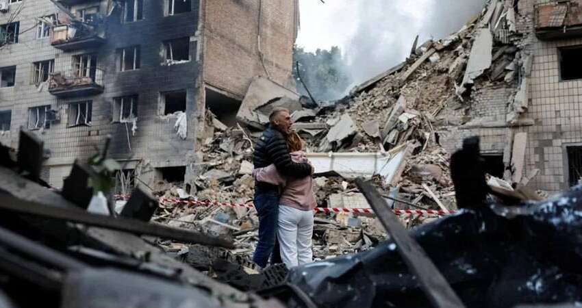 Эти фото облетели мир: в Киеве супруги стоят перед домом, где остается их ребенок Эти фото облетели мир: в Киеве супруги стоят перед домом, где остается их ребенок