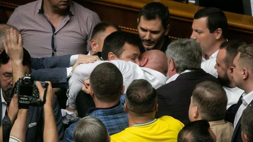 Депутати поміряються м'язами: в Раді прогнозують сутички під час голосування законопроєкту про олігархів Депутати поміряються м'язами: в Раді прогнозують сутички під час голосування законопроєкту про олігархів