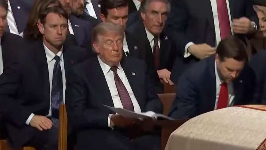 "Развращенный идиот": в Белом доме отреагировали на сон Трампа на похоронах (ВИДЕО) "Развращенный идиот": в Белом доме отреагировали на сон Трампа на похоронах (ВИДЕО)