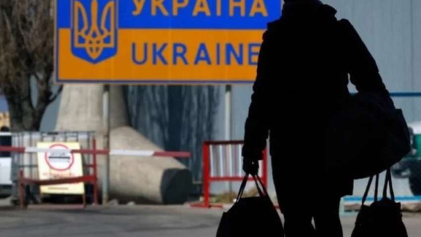 Тривожний прогноз НБУ: скільки українців переїде за кордон у 2025 році