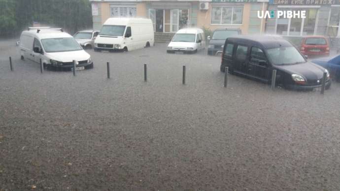 Сильна злива затопила Рівне 