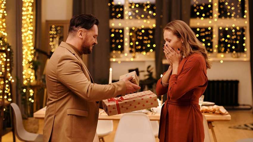 Что подарить жене на Новый год: лучшие идеи для разных вкусов