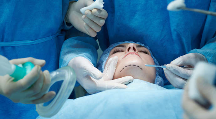 Врачи назвали самую популярную пластическую операцию в мире