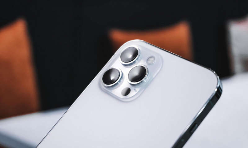 Знайдено незвичайне застосування магнітної зарядки iPhone 12 Знайдено незвичайне застосування магнітної зарядки iPhone 12