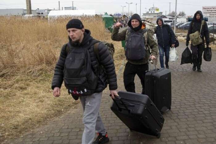 Должны ли украинские мужчины получать выплаты за границей: что об этом думают в ВСУ