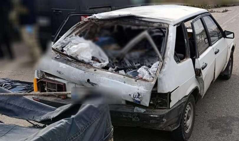Окупанти скинули вибухівку на цивільне авто: є загиблі та поранені