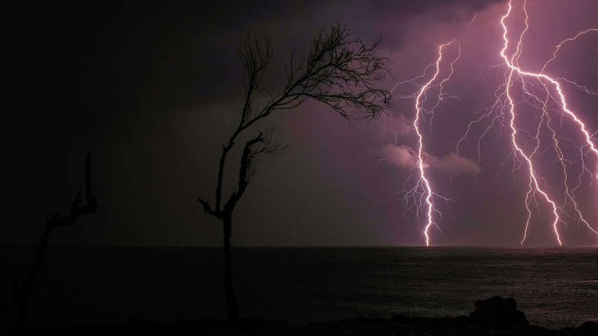 В Бангладеш удар молнии убил более 10 человек, которые праздновали свадьбу  В Бангладеш удар молнии убил более 10 человек, которые праздновали свадьбу