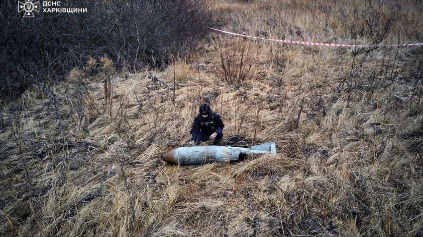 На Харьковщине упала чудом не разорвавшаяся 500-килограммовая бомба (ФОТО) На Харьковщине упала чудом не разорвавшаяся 500-килограммовая бомба (ФОТО)