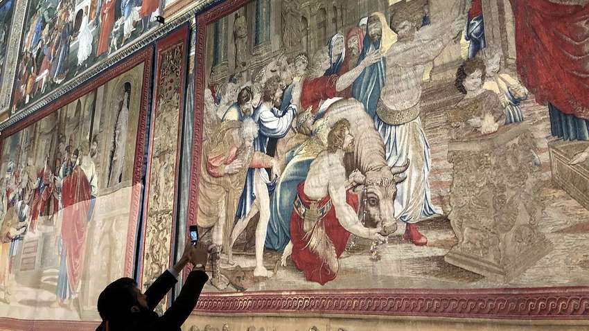 Дві туристки з Вінниці нашкрябали свої імена на фресці Рафаеля в музеї Ватикану