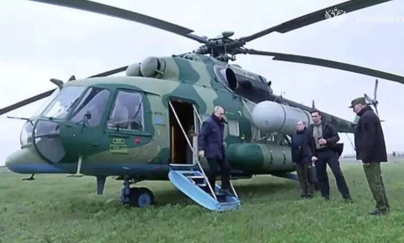 Вертолет Путина попал под обстрел: что известно Вертолет Путина попал под обстрел: что известно