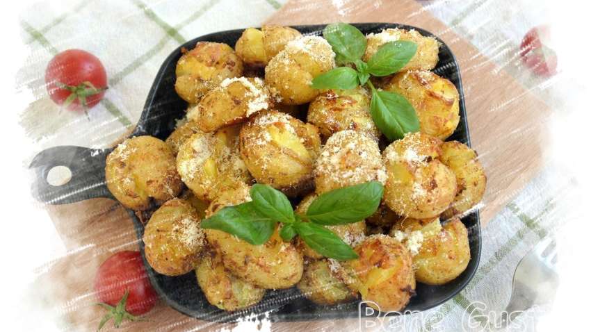 Сезонний гарнір: як приготувати хрустку молоду картоплю в духовці Сезонний гарнір: як приготувати хрустку молоду картоплю в духовці