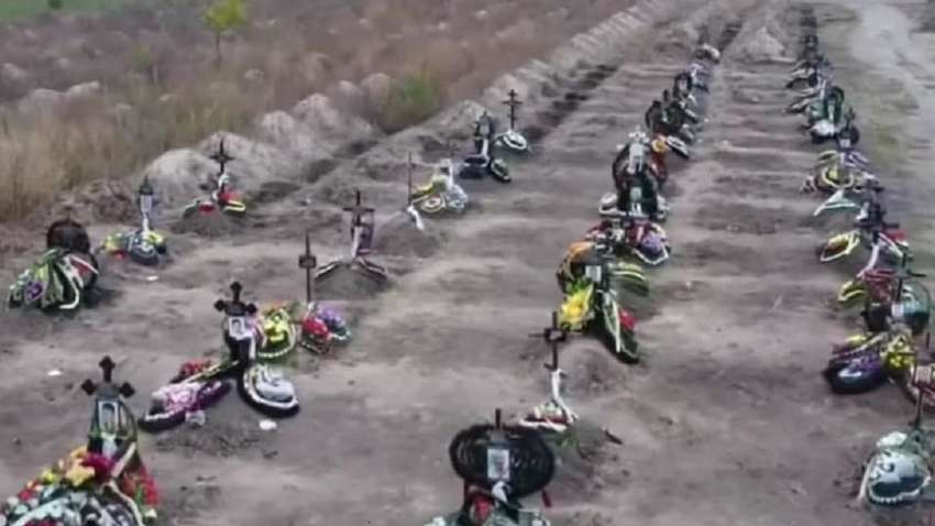 Выкопали новые могилы: в Мелитополе показали жуткое "ковидное" кладбище (ВИДЕО) Выкопали новые могилы: в Мелитополе показали жуткое "ковидное" кладбище (ВИДЕО)