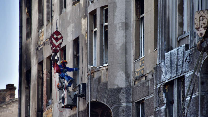 Рятувальники дістали з-під завалів одеського коледжу ще одну людину