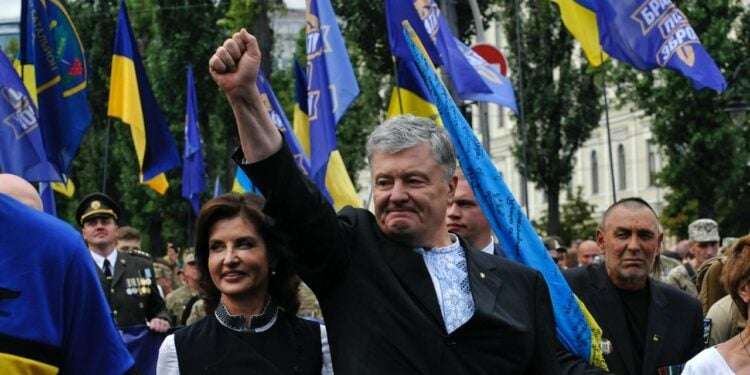 Стало известно, сколько времени будет у Порошенко, чтобы он из аэропорта добрался в суд