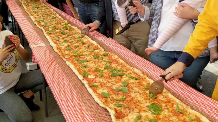 В Австралии приготовили 100-метровую пиццу, чтобы помочь собрать деньги для пожарных