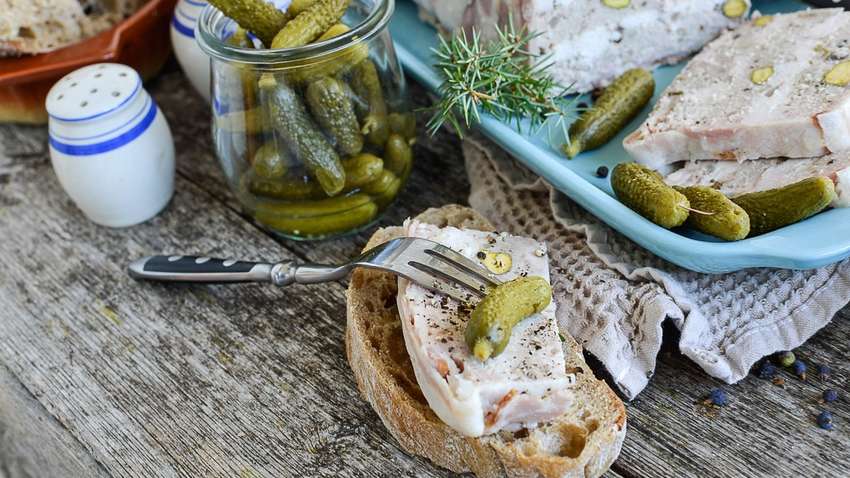 Чому Україна імпортує російські огірки та польське сало