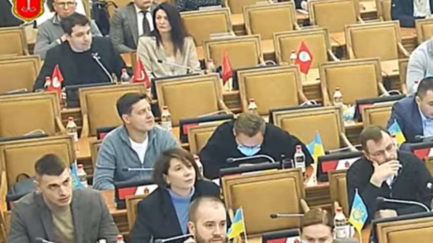 Депутат прибрав прапори України: в Одеській міськраді стався скандал (ВІДЕО)