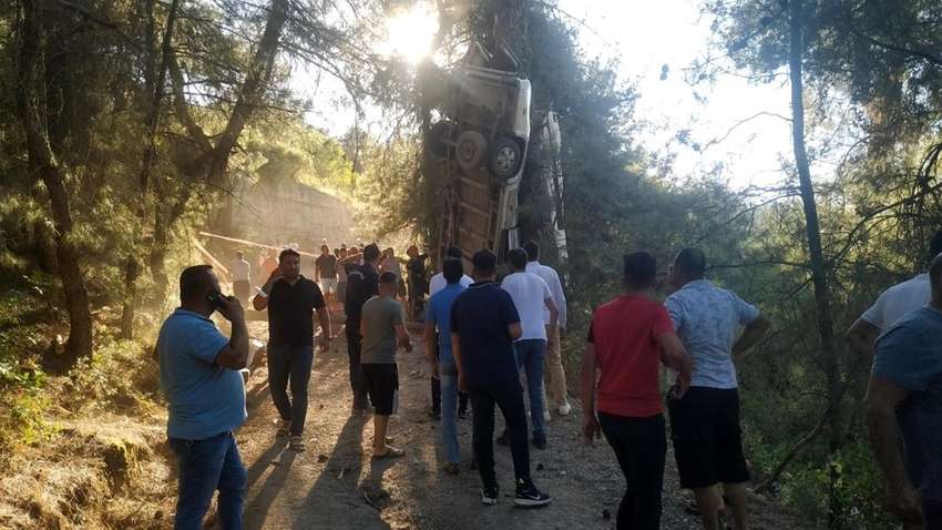 В Турции автобус после ДТП повис на дереве: есть погибшие (ФОТО) В Турции автобус после ДТП повис на дереве: есть погибшие (ФОТО)