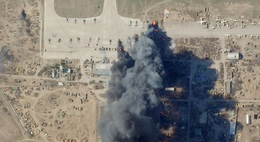 Процесс пошел: россияне вывели военную технику с аэродрома в Чернобаевке (ФОТО)