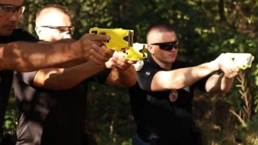 Полицию вооружают электрошокерами: к чему готовится власть