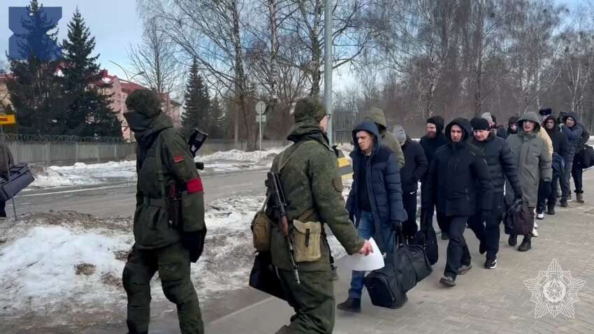 Паника в соцсетях и исчезновение связи: режим Лукашенко мобилизует даже многодетных родителей