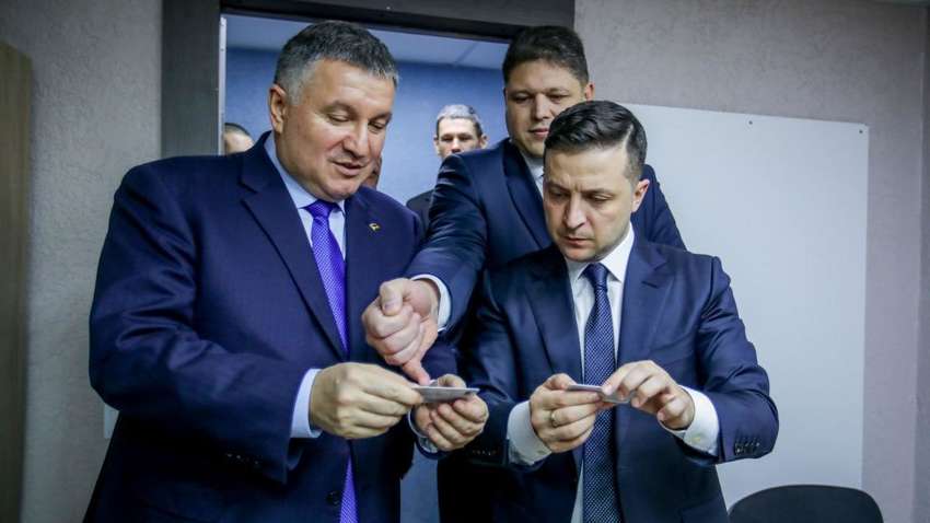 Тепер на ID-карту можна записати електронний підпис: першим новинку протестував Зеленський