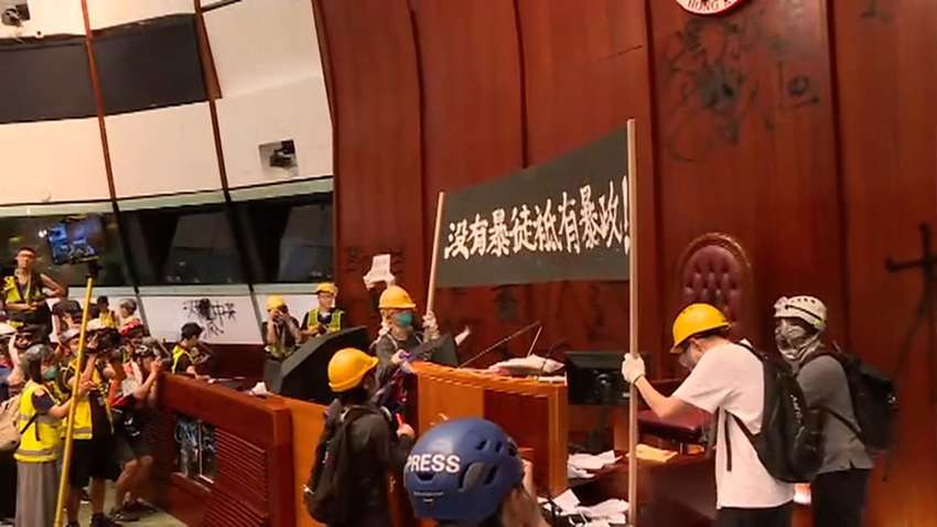 Полиция Гонконга освободила здание парламента