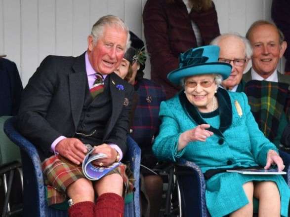 Королева Елизавета II может отречься от престола в пользу одного из принцев