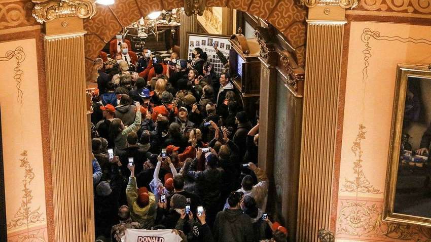 У США люди зі зброєю увірвалися в капітолій і протестували через продовження карантину