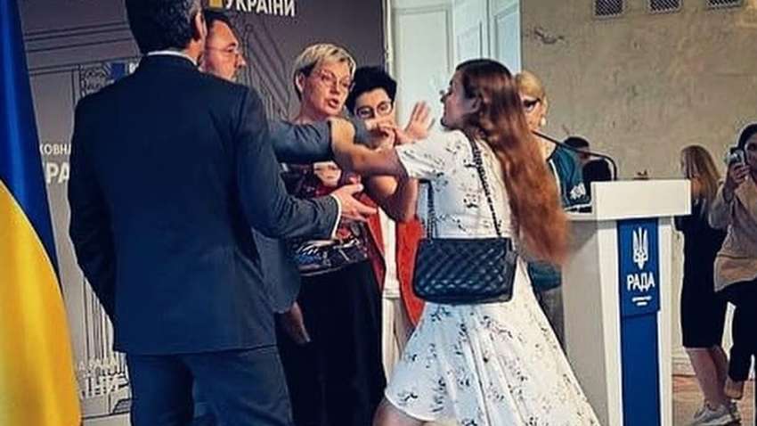 «Виноситимуть вперед ногами»: на кого зі «слуг народу» напали в Раді і чому (ВІДЕО)