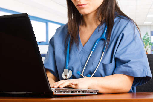  В Украине начали выдавать электронные больничные: как их получить 