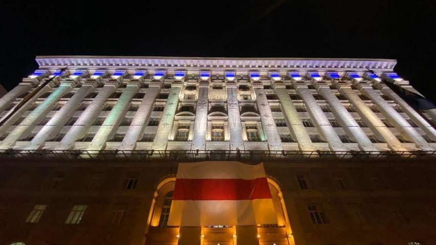 Фотофакт: на будівлі КМДА вивісили величезний білий прапор з червоною смугою