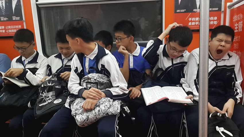 Китайські школярі занизили рейтинг мобільного додатку, щоб не робити «домашку» на карантині