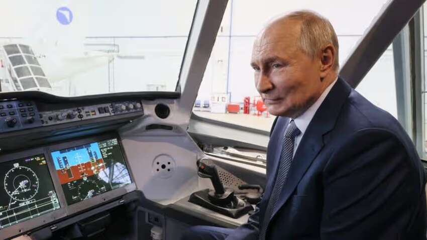 Путина заметили за очень странным поведением в самолете (ФОТО)
