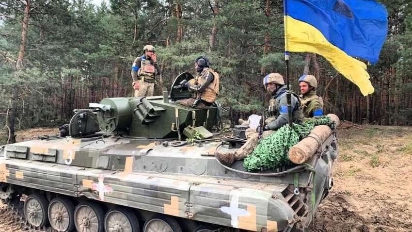 По российскому городу проехала колонна военной техники с украинскими флагами (ВИДЕО) По российскому городу проехала колонна военной техники с украинскими флагами (ВИДЕО)