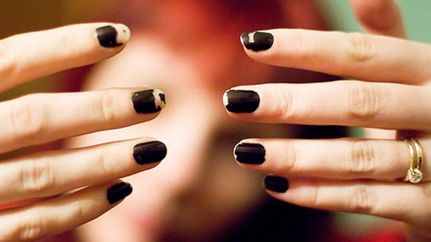 «Это реалистично»: облезлый лак на ногтях попал в тренды маникюра