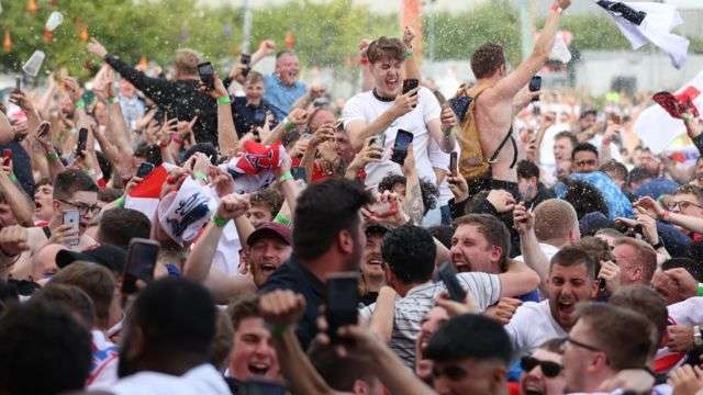 Слезы и крики: как Англия праздновала победу над Украиной Слезы и крики: как Англия праздновала победу над Украиной